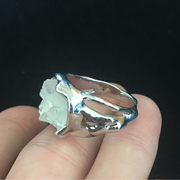 Unique Silver Tone Quartz Crystal Ring - Picture 3 of 6